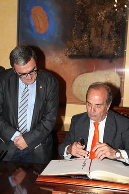 Joaquim Gay de Montellà ha signat en el llibre d'honor de la ciutat..