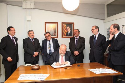 El president de la Diputació de Barcelona Salvador Esteve ha signat al llibre d'Or de Fira de Lleida..