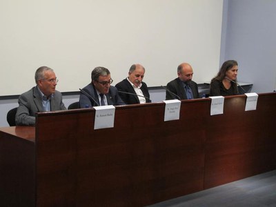 Foto 3. L'alcalde, en la presentació del llibre "Canviar els gens per millorar el món".