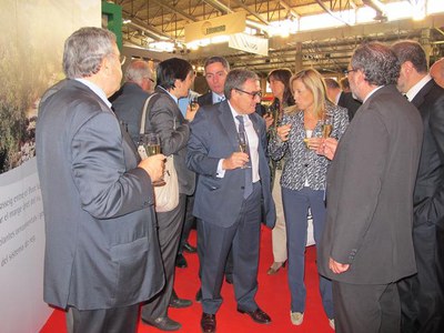 Foto 3. L'alcalde ha rebut la vicepresidenta del Govern a l'estand de la Paeria.