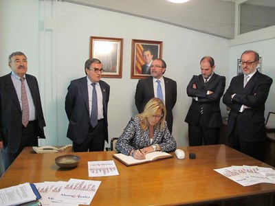 Foto 4. Joana Ortega ha signat en el Llibre d'Honor de la Fira.