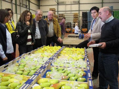 Foto 3. La tinenta d'alcalde i el regidor han visitat també la central fructícola de Sanui Fruits.