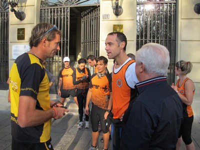 Foto 2. El regidor ha donat ànims al corredor per assolir les 500 maratons consecutives.
