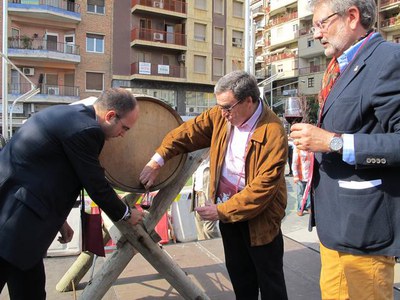 Foto 2. En l'acte inaugural, s'ha provat el vi novell amb el qual s'ha brindat per l'èxit d'aquesta festa.