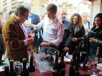 Foto 4. Ros ha saludat els diferents cellers que han participat, com Clos Pons de l'Albagés.