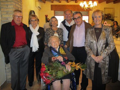 Foto 2. Ros, acompanyat d'Arderiu, amb Teodora Serna i els seus fills.