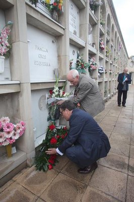 S'ha homenatjat la figura de la política i mestra Maria Rúbies. L'alcalde de Lleida, Àngel Ros, acompanyat del seu vidu, ha fet una ofrena floral a l….