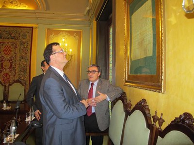 Foto 2. L'alcalde ha mostrat al conseller la Carta de Població de la ciutat.