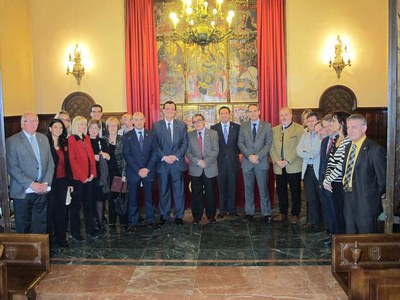 Foto 3. El paer en cap, amb els representants de la Corporació Municipal, han acompanyat el conseller en la visita que ha fet a l'Ajuntament.