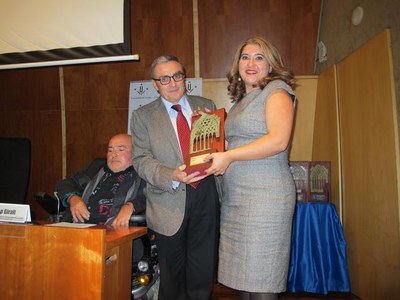 Foto 2. L'alcalde de Lleida ha fet entrega del Premi a la Comunicació a l'Expedició Pol Sud Sense Límits.