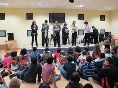 Foto 2. Ros ha felicitat els organitzadors i els participants per mantenir viva aquesta tradició, tan arrelada al barri.