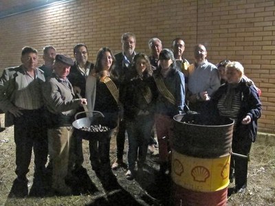 Foto 2. Larrosa, amb els representants veïnals i les pubilles del barri.