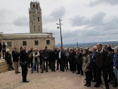 Foto 2. Els participants han fet una visita al Turó de la Seu Vella.