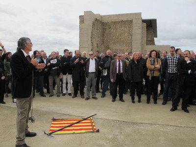 Foto 4. La placa, ubicada al Castell del Rei, està dedicada a l'excursionisme català i commemora els 100 anys del 1r congrés a Lleida.