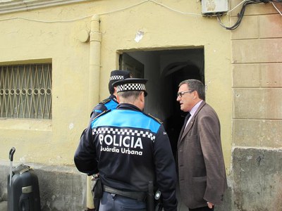 Foto 2. L'alcalde s'ha desplaçat a la plaça del Dipòsit.