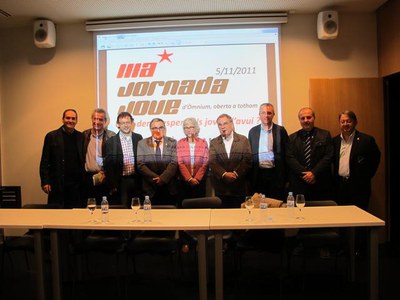 Foto 3. Ros, amb els participants en la taula rodona d'aquesta tarda.