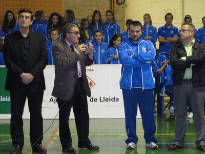 Foto 2. L'alcalde ha avançat que la Paeria i el Departament d’Ensenyament garantiran la continuïtat del vòlei al pavelló del Joan Oró.