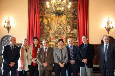 La delegada del govern amb l'alcalde i diferents membres de la corporació..