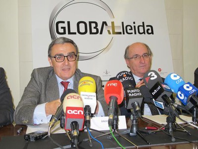 Foto 2. El paer en cap, amb Antoni Brufau, en la roda de premsa posterior al comitè.