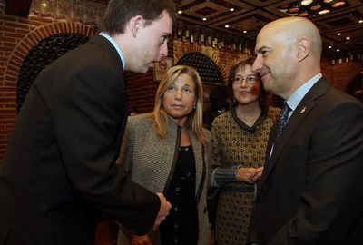 Foto 2. Tonet Ramírez va rebre el pin d'Honor de l'entitat.