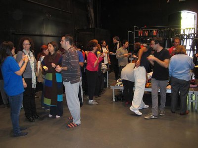 Foto 2. La regidora, conversant amb els participants en el taller, procedents d'arreu de l'Estat.