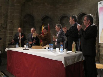 Foto 4. L'alcalde li ha entregat a Jaume Millas un obsequi en record d'aquest aniversari.