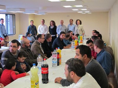 Foto 3. Un centenar de persones han gaudit de l'àpat, que ha acabat amb música tradicional àrab en directe.