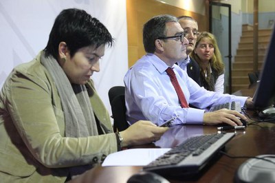 La primera tinenta d'alcalde, Marta Camps, també ha assistit a la sessió del xat amb els infants..