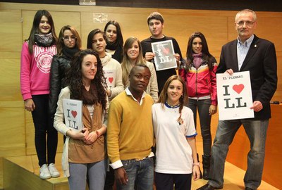 Foto de familia dels alumnes que deixen el plenari perquè han acabat els seus estudis de batxillerat i els nous que s'hi incorporen a la comissió per….