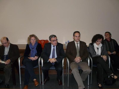 L'alcalde, acompanyat dels tinents d'alcalde Josep Presseguer i Montse Mínguez i de la regidora Maria Rosa Ball ha presidit la reunió amb les entitat….