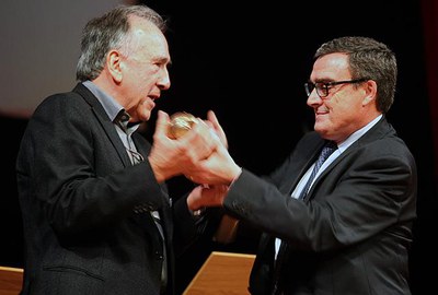 Foto 2. Ros ha fet entrega de la Libertinella al poeta lleidatà Joan Margarit, homenatjat durant la gala literària.
