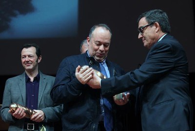 Foto 3. Ros, entregant el guardó al guanyador del Premi d'assaig Josep Vallverdú.