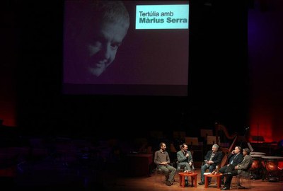 Foto 4. Màrius Serra, conduïnt la tertúlia literària amb els autors premiats.