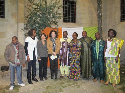 Foto 2. Ball, amb les ponents Keita Naba i Audrey Esnault, i els responsables de l'associació de Marfilenys a Lleida i província, Abraham i Oumarou.