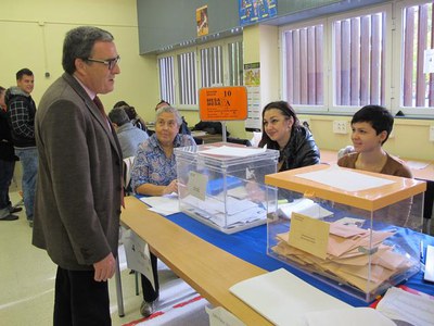 Foto 2. Durant el matí, l'alcalde ha visitat diferents col·legis electorals i ha saludat els membres de les taules.