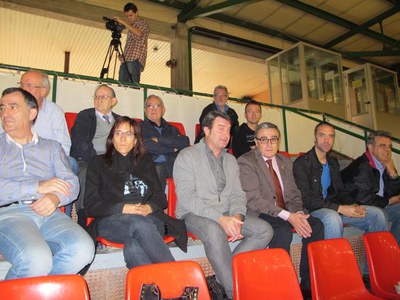Foto 2. Àngel Ros ha seguit el partit des de la llotja, al costat del president del club i el regidor d'Esports.