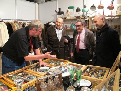 Foto 2. Ros i Peris, saludant els expositors d'aquest saló triple.