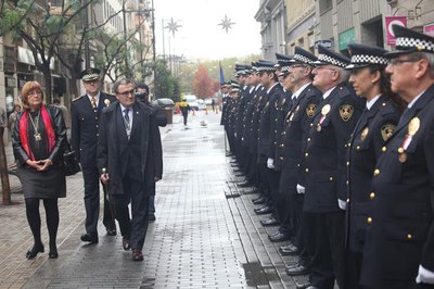 Foto 2. L'alcalde de Lleida en la tradicional parada de tots els serveis de la policia municipal.