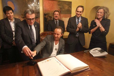 Foto 3. Custo Dalmau ha signat al Llibre d'Honor de l'Ajuntament.