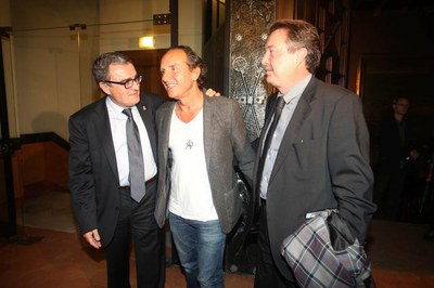 Foto 4. Ros, amb Custo i Victor Orrit, moments abans de l'entrega del Premi.