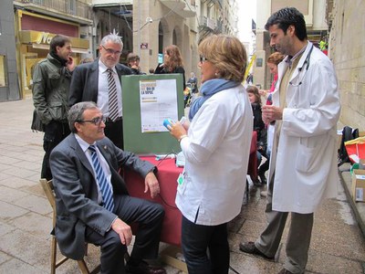 La taula informativa s'ha instal·lat a la plaça de la Paeria..