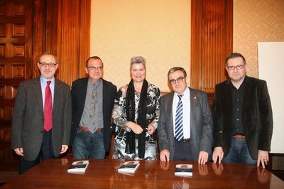 El Sotsdelegat del Govern, José A.Flores, Miquel Pueyo, que ha estat l'encarregat de presentar l'obra, l'autora, l'alcalde i l'editor..