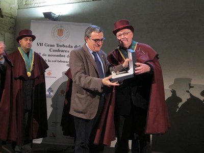 Foto 3. La Confraria del Gras i del Magre ha obsequiat l'alcalde amb un detall de la institució.