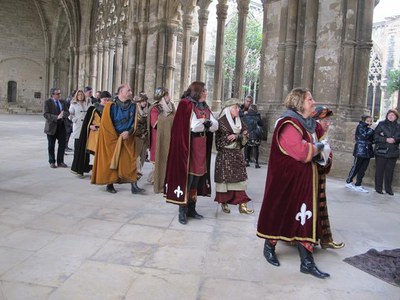 Foto 3. Després del relleu, s'ha fet una desfilada per la nau central i el claustre de la Seu.