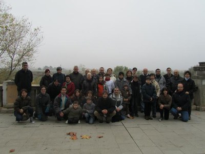 Foto 2. Els participants, en el punt de trobada per agafar l'autocar que els ha portat a l'espai natural.