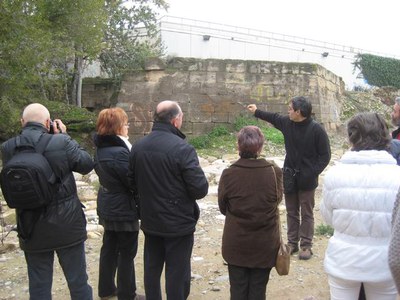Foto 2. Xavier Eritja, de l'Ateneu de Ponent, en un dels punts visitats en l'activitat “El Dr. Pearson i el nou paradigma energètic a Lleida”.
