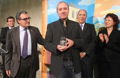 Foto 2. En representació del grup, Reinald Pamplona ha recollit el premi que li ha entregat Àngel Ros.