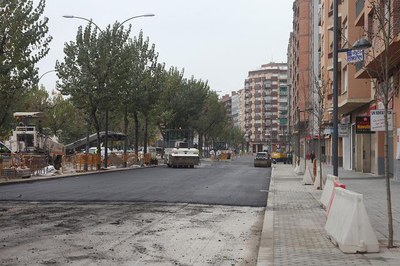 S'està asfaltant tant la calçada com la zona d'aparcament.
