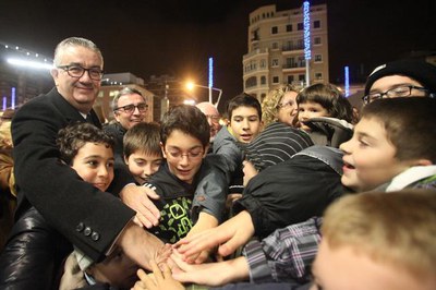 La plaça Ricard Viñes també ha acollit la tradicional posada en marxa de l'enllumenat de Nadal.