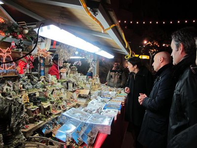 Foto 2. A Lleida s'instal·len també el Mercat de Nadal, a l'avinguda Francesc Macià, i el Mercat d'Artesans, davant la Catedral.